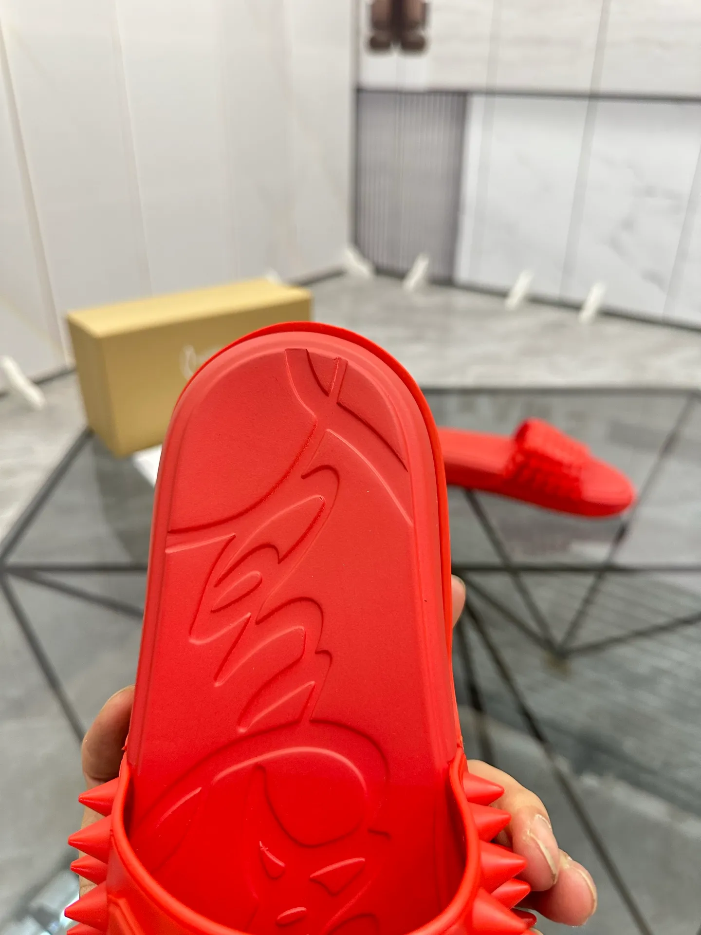 Men's shoes: 💰P300¥ Product trademark: CL red-soled shoes* "CL*" slippers Regular size: 38-44 (men's 45.46 can be customized) Product materials: imported cowhide upper, professional 5D craftsmanship, high-end rivets, sheepskin lining, original outsole. Number: 789